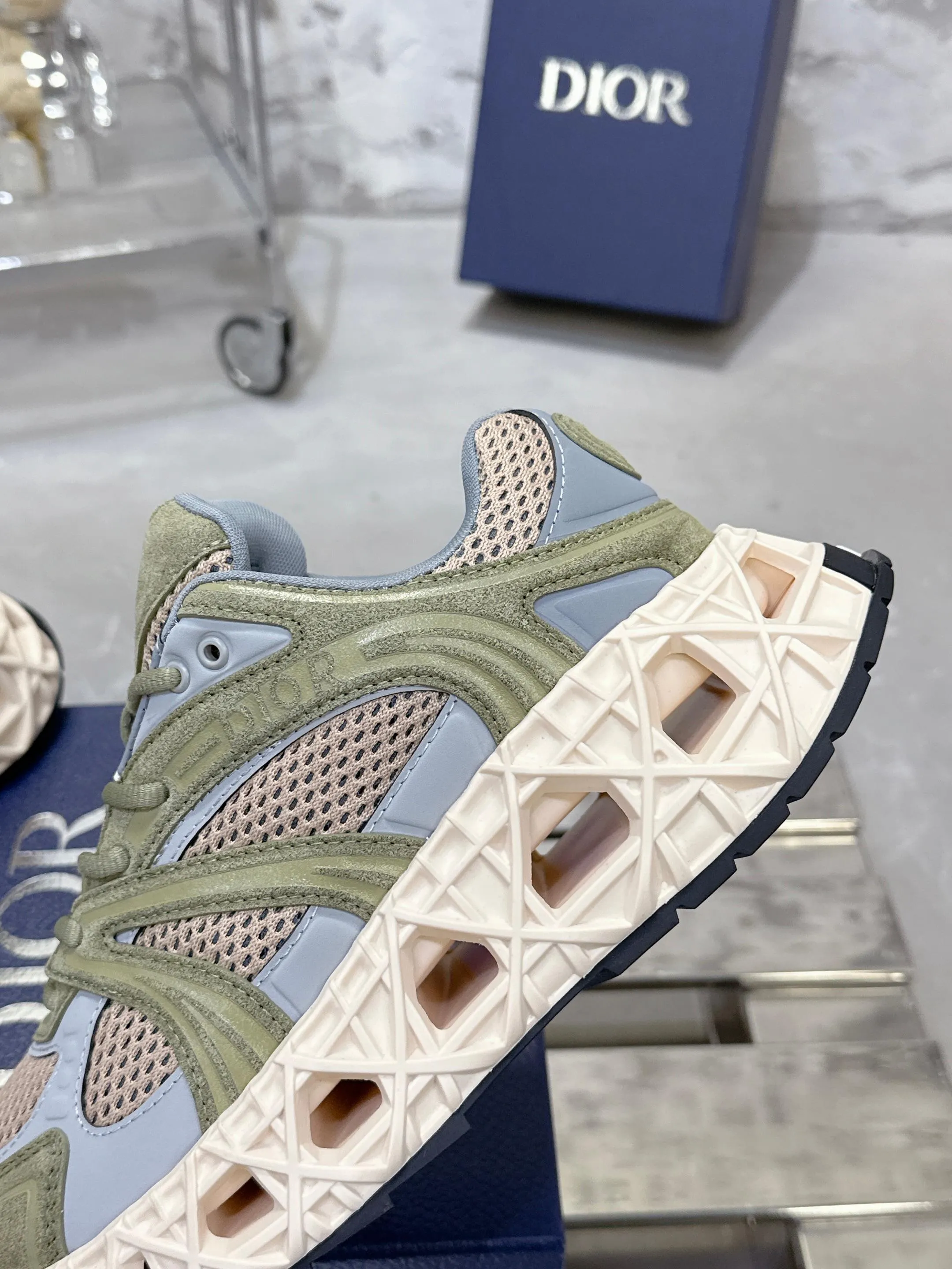 Factory price 780💰 Top version! ! ! Dior (B35) DIOR spring and summer men's wear show, the show was held at the Valle de Grasse School in Paris. Kim Jones drew inspiration from the works of South African artist Hylton Nel. The details of the shoes, clog soles and tribal elements, cleverly blended luxury craftsmanship and practicality, with fresh childishness and bright temperament, creating a new season hot spot. Dior KAWA Dior co-branded casual sports shoes reinterpret running shoes with Dior's high-end style. B35 is made of fine-textured leather and mesh fabric materials. It can be worn in all seasons, is comfortable and breathable, and has multiple lines on the shoe body to outline details. It has a full retro three-dimensional feel and can create a casual look all year round! Fabric: Cowhide/customized cloth material Lining: Imported breathable mesh Outsole: Original molded outsole Size: 39-46 (customized at 45.46)